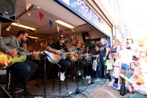 21-04-2018 SHOWBIZZ; WAYLON VIERT RECORD STORE DAY IN ALKMAAR.In het kader van de wereldwijde Record Story Day op zaterdag, had ook Pop-Eye/Velvet Music een hele reeks optredens geprogrammeerd. Voor deze dag, die een ode is aan de onafhankelijke platenzaken en de muziek zelf, had de Alkmaarse platenzaak onder andere Waylon weten te strikken.
foto: Albert den Iseger