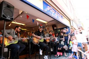 21-04-2018 SHOWBIZZ; WAYLON VIERT RECORD STORE DAY IN ALKMAAR.In het kader van de wereldwijde Record Story Day op zaterdag, had ook Pop-Eye/Velvet Music een hele reeks optredens geprogrammeerd. Voor deze dag, die een ode is aan de onafhankelijke platenzaken en de muziek zelf, had de Alkmaarse platenzaak onder andere Waylon weten te strikken.
foto: Albert den Iseger