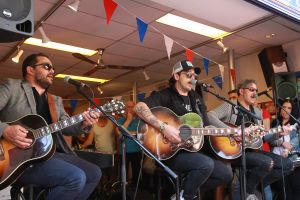 21-04-2018 SHOWBIZZ; WAYLON VIERT RECORD STORE DAY IN ALKMAAR.In het kader van de wereldwijde Record Story Day op zaterdag, had ook Pop-Eye/Velvet Music een hele reeks optredens geprogrammeerd. Voor deze dag, die een ode is aan de onafhankelijke platenzaken en de muziek zelf, had de Alkmaarse platenzaak onder andere Waylon weten te strikken.
foto: Albert den Iseger