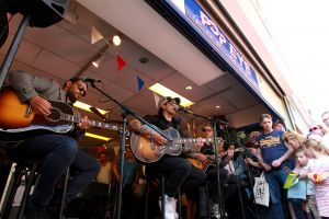 21-04-2018 SHOWBIZZ; WAYLON VIERT RECORD STORE DAY IN ALKMAAR.In het kader van de wereldwijde Record Story Day op zaterdag, had ook Pop-Eye/Velvet Music een hele reeks optredens geprogrammeerd. Voor deze dag, die een ode is aan de onafhankelijke platenzaken en de muziek zelf, had de Alkmaarse platenzaak onder andere Waylon weten te strikken.
foto: Albert den Iseger