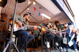 21-04-2018 SHOWBIZZ; WAYLON VIERT RECORD STORE DAY IN ALKMAAR.In het kader van de wereldwijde Record Story Day op zaterdag, had ook Pop-Eye/Velvet Music een hele reeks optredens geprogrammeerd. Voor deze dag, die een ode is aan de onafhankelijke platenzaken en de muziek zelf, had de Alkmaarse platenzaak onder andere Waylon weten te strikken.
foto: Albert den Iseger