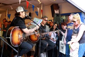 21-04-2018 SHOWBIZZ; WAYLON VIERT RECORD STORE DAY IN ALKMAAR.In het kader van de wereldwijde Record Story Day op zaterdag, had ook Pop-Eye/Velvet Music een hele reeks optredens geprogrammeerd. Voor deze dag, die een ode is aan de onafhankelijke platenzaken en de muziek zelf, had de Alkmaarse platenzaak onder andere Waylon weten te strikken.
foto: Albert den Iseger