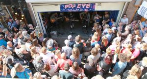 21-04-2018 SHOWBIZZ; WAYLON VIERT RECORD STORE DAY IN ALKMAAR.In het kader van de wereldwijde Record Story Day op zaterdag, had ook Pop-Eye/Velvet Music een hele reeks optredens geprogrammeerd. Voor deze dag, die een ode is aan de onafhankelijke platenzaken en de muziek zelf, had de Alkmaarse platenzaak onder andere Waylon weten te strikken.
foto: Albert den Iseger