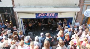 21-04-2018 SHOWBIZZ; WAYLON VIERT RECORD STORE DAY IN ALKMAAR.In het kader van de wereldwijde Record Story Day op zaterdag, had ook Pop-Eye/Velvet Music een hele reeks optredens geprogrammeerd. Voor deze dag, die een ode is aan de onafhankelijke platenzaken en de muziek zelf, had de Alkmaarse platenzaak onder andere Waylon weten te strikken.
foto: Albert den Iseger