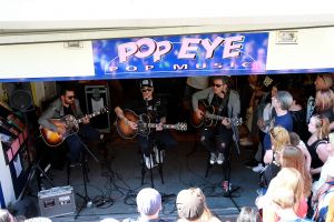 21-04-2018 SHOWBIZZ; WAYLON VIERT RECORD STORE DAY IN ALKMAAR.In het kader van de wereldwijde Record Story Day op zaterdag, had ook Pop-Eye/Velvet Music een hele reeks optredens geprogrammeerd. Voor deze dag, die een ode is aan de onafhankelijke platenzaken en de muziek zelf, had de Alkmaarse platenzaak onder andere Waylon weten te strikken.
foto: Albert den Iseger