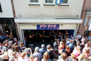 21-04-2018 SHOWBIZZ; WAYLON VIERT RECORD STORE DAY IN ALKMAAR.In het kader van de wereldwijde Record Story Day op zaterdag, had ook Pop-Eye/Velvet Music een hele reeks optredens geprogrammeerd. Voor deze dag, die een ode is aan de onafhankelijke platenzaken en de muziek zelf, had de Alkmaarse platenzaak onder andere Waylon weten te strikken.
foto: Albert den Iseger