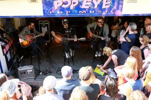 21-04-2018 SHOWBIZZ; WAYLON VIERT RECORD STORE DAY IN ALKMAAR.In het kader van de wereldwijde Record Story Day op zaterdag, had ook Pop-Eye/Velvet Music een hele reeks optredens geprogrammeerd. Voor deze dag, die een ode is aan de onafhankelijke platenzaken en de muziek zelf, had de Alkmaarse platenzaak onder andere Waylon weten te strikken.
foto: Albert den Iseger