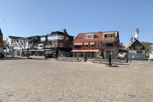 14-04-2020 LAATSTE NIEUWS; EGMOND AAN ZEE NA DE PASEN LEEG EN VERLATEN. Na het prachtige paas weekend is Egmond aan zee nog steeds leeg en verlaten. Winkels zijn grotendeels dicht en alles is in de greep van de CORONA maatregelen. Zal het ooit weer zonnig en gezellig worden.Of word het een CORONA periode van een heel lange tijd.
foto: Albert den Iseger