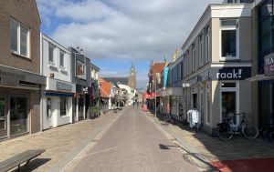 14-04-2020 LAATSTE NIEUWS; EGMOND AAN ZEE NA DE PASEN LEEG EN VERLATEN. Na het prachtige paas weekend is Egmond aan zee nog steeds leeg en verlaten. Winkels zijn grotendeels dicht en alles is in de greep van de CORONA maatregelen. Zal het ooit weer zonnig en gezellig worden.Of word het een CORONA periode van een heel lange tijd.
foto: Albert den Iseger