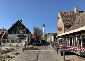 14-04-2020 LAATSTE NIEUWS; EGMOND AAN ZEE NA DE PASEN LEEG EN VERLATEN. Na het prachtige paas weekend is Egmond aan zee nog steeds leeg en verlaten. Winkels zijn grotendeels dicht en alles is in de greep van de CORONA maatregelen. Zal het ooit weer zonnig en gezellig worden.Of word het een CORONA periode van een heel lange tijd.
foto: Albert den Iseger