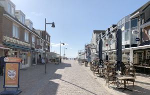 14-04-2020 LAATSTE NIEUWS; EGMOND AAN ZEE NA DE PASEN LEEG EN VERLATEN. Na het prachtige paas weekend is Egmond aan zee nog steeds leeg en verlaten. Winkels zijn grotendeels dicht en alles is in de greep van de CORONA maatregelen. Zal het ooit weer zonnig en gezellig worden.Of word het een CORONA periode van een heel lange tijd.
foto: Albert den Iseger