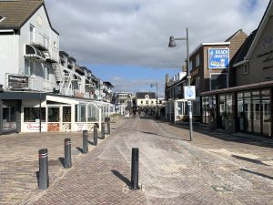 14-04-2020 LAATSTE NIEUWS; EGMOND AAN ZEE NA DE PASEN LEEG EN VERLATEN. Na het prachtige paas weekend is Egmond aan zee nog steeds leeg en verlaten. Winkels zijn grotendeels dicht en alles is in de greep van de CORONA maatregelen. Zal het ooit weer zonnig en gezellig worden.Of word het een CORONA periode van een heel lange tijd.
foto: Albert den Iseger