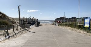 14-04-2020 LAATSTE NIEUWS; EGMOND AAN ZEE NA DE PASEN LEEG EN VERLATEN. Na het prachtige paas weekend is Egmond aan zee nog steeds leeg en verlaten. Winkels zijn grotendeels dicht en alles is in de greep van de CORONA maatregelen. Zal het ooit weer zonnig en gezellig worden.Of word het een CORONA periode van een heel lange tijd.
foto: Albert den Iseger