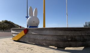 14-04-2020 LAATSTE NIEUWS; EGMOND AAN ZEE NA DE PASEN LEEG EN VERLATEN. Na het prachtige paas weekend is Egmond aan zee nog steeds leeg en verlaten. Winkels zijn grotendeels dicht en alles is in de greep van de CORONA maatregelen. Zal het ooit weer zonnig en gezellig worden.Of word het een CORONA periode van een heel lange tijd.
foto: Albert den Iseger