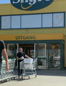 24-04-2020 SHOWBIZZ; MARCO BORSATO MOET NU ZELF ZIJN BOODSCHAPPEN DOEN. Marco die tijdelijk bij zijn moeder woonde is verhuist en woont nu in de Beemster bij een goede vriend.Maar zijn boodschappen doe hij nu ook zelf bij een groothandel in Alkmaar.
foto: Albert den Iseger