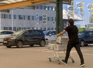 24-04-2020 SHOWBIZZ; MARCO BORSATO MOET NU ZELF ZIJN BOODSCHAPPEN DOEN. Marco die tijdelijk bij zijn moeder woonde is verhuist en woont nu in de Beemster bij een goede vriend.Maar zijn boodschappen doe hij nu ook zelf bij een groothandel in Alkmaar.
foto: Albert den Iseger