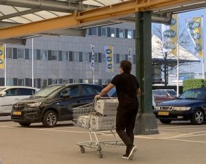 24-04-2020 SHOWBIZZ; MARCO BORSATO MOET NU ZELF ZIJN BOODSCHAPPEN DOEN. Marco die tijdelijk bij zijn moeder woonde is verhuist en woont nu in de Beemster bij een goede vriend.Maar zijn boodschappen doe hij nu ook zelf bij een groothandel in Alkmaar.
foto: Albert den Iseger