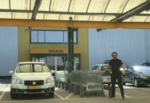 24-04-2020 SHOWBIZZ; MARCO BORSATO MOET NU ZELF ZIJN BOODSCHAPPEN DOEN. Marco die tijdelijk bij zijn moeder woonde is verhuist en woont nu in de Beemster bij een goede vriend.Maar zijn boodschappen doe hij nu ook zelf bij een groothandel in Alkmaar.
foto: Albert den Iseger