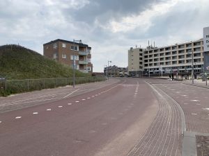 12-04-2020 LAATSTE NIEUWS; EGMOND AAN ZEE PASEN 2020. Het is verlaten, rustig, stil en heel ongezellig.Normaal vertoeven hier met Pasen ongeveer 15.000 gasten.Nu is er niemand. Appartementen  staan leeg. zomerhuizen klaar voor het zomer seizoen maar nu even leeg en verlaten.Het is nu echt Pasen maar Corona voert een streng beleid ook in de Egmonden.
foto: Albert den Iseger