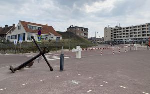 12-04-2020 LAATSTE NIEUWS; EGMOND AAN ZEE PASEN 2020. Het is verlaten, rustig, stil en heel ongezellig.Normaal vertoeven hier met Pasen ongeveer 15.000 gasten.Nu is er niemand. Appartementen  staan leeg. zomerhuizen klaar voor het zomer seizoen maar nu even leeg en verlaten.Het is nu echt Pasen maar Corona voert een streng beleid ook in de Egmonden.
foto: Albert den Iseger