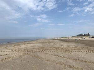 12-04-2020 LAATSTE NIEUWS; EGMOND AAN ZEE PASEN 2020. Het is verlaten, rustig, stil en heel ongezellig.Normaal vertoeven hier met Pasen ongeveer 15.000 gasten.Nu is er niemand. Appartementen  staan leeg. zomerhuizen klaar voor het zomer seizoen maar nu even leeg en verlaten.Het is nu echt Pasen maar Corona voert een streng beleid ook in de Egmonden.
foto: Albert den Iseger