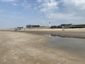 12-04-2020 LAATSTE NIEUWS; EGMOND AAN ZEE PASEN 2020. Het is verlaten, rustig, stil en heel ongezellig.Normaal vertoeven hier met Pasen ongeveer 15.000 gasten.Nu is er niemand. Appartementen  staan leeg. zomerhuizen klaar voor het zomer seizoen maar nu even leeg en verlaten.Het is nu echt Pasen maar Corona voert een streng beleid ook in de Egmonden.
foto: Albert den Iseger