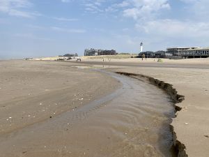 12-04-2020 LAATSTE NIEUWS; EGMOND AAN ZEE PASEN 2020. Het is verlaten, rustig, stil en heel ongezellig.Normaal vertoeven hier met Pasen ongeveer 15.000 gasten.Nu is er niemand. Appartementen  staan leeg. zomerhuizen klaar voor het zomer seizoen maar nu even leeg en verlaten.Het is nu echt Pasen maar Corona voert een streng beleid ook in de Egmonden.
foto: Albert den Iseger