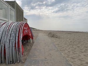 12-04-2020 LAATSTE NIEUWS; EGMOND AAN ZEE PASEN 2020. Het is verlaten, rustig, stil en heel ongezellig.Normaal vertoeven hier met Pasen ongeveer 15.000 gasten.Nu is er niemand. Appartementen  staan leeg. zomerhuizen klaar voor het zomer seizoen maar nu even leeg en verlaten.Het is nu echt Pasen maar Corona voert een streng beleid ook in de Egmonden.
foto: Albert den Iseger