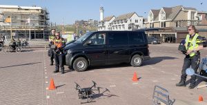 05-04-2020 LAATSTE NIEUWS: POLITIE CONTROLEERD DRUKTE STRAND MET DRONE. De politie controleerde het strand van Egmond aan zee op drukte, maar de conclusie was dat de mensen zich aan hun afspraak hielden, thuis blijven. Een enkele toerist was aan het wandelen op het mooie strand.
foto: Albert den Iseger