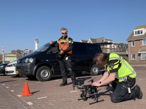 05-04-2020 LAATSTE NIEUWS: POLITIE CONTROLEERD DRUKTE STRAND MET DRONE. De politie controleerde het strand van Egmond aan zee op drukte, maar de conclusie was dat de mensen zich aan hun afspraak hielden, thuis blijven. Een enkele toerist was aan het wandelen op het mooie strand.
foto: Albert den Iseger