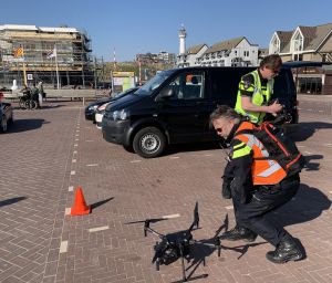 05-04-2020 LAATSTE NIEUWS: POLITIE CONTROLEERD DRUKTE STRAND MET DRONE. De politie controleerde het strand van Egmond aan zee op drukte, maar de conclusie was dat de mensen zich aan hun afspraak hielden, thuis blijven. Een enkele toerist was aan het wandelen op het mooie strand.
foto: Albert den Iseger