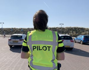 05-04-2020 LAATSTE NIEUWS: POLITIE CONTROLEERD DRUKTE STRAND MET DRONE. De politie controleerde het strand van Egmond aan zee op drukte, maar de conclusie was dat de mensen zich aan hun afspraak hielden, thuis blijven. Een enkele toerist was aan het wandelen op het mooie strand.
foto: Albert den Iseger