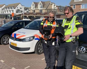 05-04-2020 LAATSTE NIEUWS: POLITIE CONTROLEERD DRUKTE STRAND MET DRONE. De politie controleerde het strand van Egmond aan zee op drukte, maar de conclusie was dat de mensen zich aan hun afspraak hielden, thuis blijven. Een enkele toerist was aan het wandelen op het mooie strand.
foto: Albert den Iseger