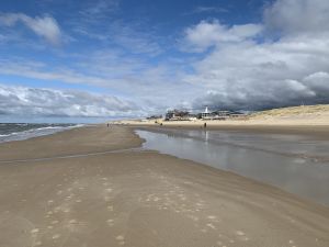 05-04-2020 LAATSTE NIEUWS: POLITIE CONTROLEERD DRUKTE STRAND MET DRONE. De politie controleerde het strand van Egmond aan zee op drukte, maar de conclusie was dat de mensen zich aan hun afspraak hielden, thuis blijven. Een enkele toerist was aan het wandelen op het mooie strand.
foto: Albert den Iseger