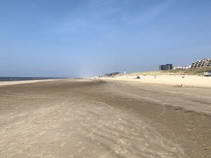 08-04-2020 LAATSTE NIEUWS; HET STRAND VAN EGMOND AAN ZEE IS CORONA PROOF. Het word elke dag wat drukker op het strand, mensen liggen tien tallen meters van elkaar af en genieten van de zomerse dagen op het mooie strand van Egmond aan zee. foto: Albert den Iseger