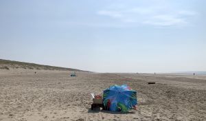 08-04-2020 LAATSTE NIEUWS; HET STRAND VAN EGMOND AAN ZEE IS CORONA PROOF. Het word elke dag wat drukker op het strand, mensen liggen tien tallen meters van elkaar af en genieten van de zomerse dagen op het mooie strand van Egmond aan zee. foto: Albert den Iseger