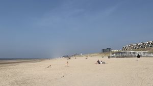 08-04-2020 LAATSTE NIEUWS; HET STRAND VAN EGMOND AAN ZEE IS CORONA PROOF. Het word elke dag wat drukker op het strand, mensen liggen tien tallen meters van elkaar af en genieten van de zomerse dagen op het mooie strand van Egmond aan zee. foto: Albert den Iseger