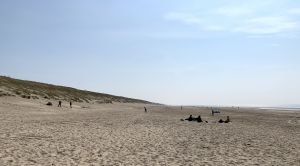 08-04-2020 LAATSTE NIEUWS; HET STRAND VAN EGMOND AAN ZEE IS CORONA PROOF. Het word elke dag wat drukker op het strand, mensen liggen tien tallen meters van elkaar af en genieten van de zomerse dagen op het mooie strand van Egmond aan zee. foto: Albert den Iseger