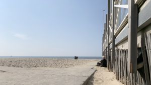 08-04-2020 LAATSTE NIEUWS; HET STRAND VAN EGMOND AAN ZEE IS CORONA PROOF. Het word elke dag wat drukker op het strand, mensen liggen tien tallen meters van elkaar af en genieten van de zomerse dagen op het mooie strand van Egmond aan zee. foto: Albert den Iseger