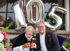 31-08-2015 SHOWBIZZ; JOOP BRAAKHEKKE ZIJN MOEDER LOUISE VANDAAG 105 JAAR.
foto: Albert den Iseger