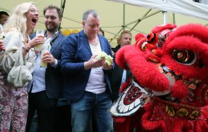 19-06-2015 SHOWBIZZ; RON BLAUW OPENT ZIJN GASTOBAR IN AMSTERDAM.
foto: Albert den Iseger