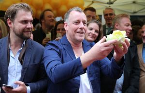 19-06-2015 SHOWBIZZ; RON BLAUW OPENT ZIJN GASTOBAR IN AMSTERDAM.
foto: Albert den Iseger