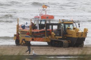 13-08-2016 NIEUWS; DRENKELING GEREANIMEERD AAN HET STRAND EGMOND AAN ZEE. De reddingsbrigade in Egmond aan zee heeft vanmiddag een drenkeling uit de wilde zee gehaald. De persoon werd uit het water gehaald en is gereanimeerd.  Vele hulpdiensten waren aanwezig incl. een trauma heli.Hoe het nu gaat met de persoon is nu nog onbekend.
foto: Albert den Iseger