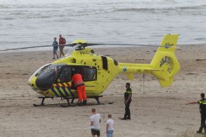 13-08-2016 NIEUWS; DRENKELING GEREANIMEERD AAN HET STRAND EGMOND AAN ZEE. De reddingsbrigade in Egmond aan zee heeft vanmiddag een drenkeling uit de wilde zee gehaald. De persoon werd uit het water gehaald en is gereanimeerd.  Vele hulpdiensten waren aanwezig incl. een trauma heli.Hoe het nu gaat met de persoon is nu nog onbekend.
foto: Albert den Iseger