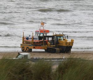 13-08-2016 NIEUWS; DRENKELING GEREANIMEERD AAN HET STRAND EGMOND AAN ZEE. De reddingsbrigade in Egmond aan zee heeft vanmiddag een drenkeling uit de wilde zee gehaald. De persoon werd uit het water gehaald en is gereanimeerd.  Vele hulpdiensten waren aanwezig incl. een trauma heli.Hoe het nu gaat met de persoon is nu nog onbekend.
foto: Albert den Iseger