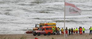 13-08-2016 NIEUWS; DRENKELING GEREANIMEERD AAN HET STRAND EGMOND AAN ZEE. De reddingsbrigade in Egmond aan zee heeft vanmiddag een drenkeling uit de wilde zee gehaald. De persoon werd uit het water gehaald en is gereanimeerd.  Vele hulpdiensten waren aanwezig incl. een trauma heli.Hoe het nu gaat met de persoon is nu nog onbekend.
foto: Albert den Iseger