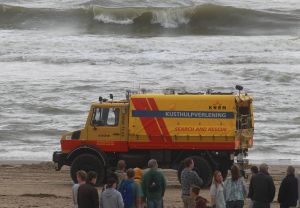 13-08-2016 NIEUWS; DRENKELING GEREANIMEERD AAN HET STRAND EGMOND AAN ZEE. De reddingsbrigade in Egmond aan zee heeft vanmiddag een drenkeling uit de wilde zee gehaald. De persoon werd uit het water gehaald en is gereanimeerd.  Vele hulpdiensten waren aanwezig incl. een trauma heli.Hoe het nu gaat met de persoon is nu nog onbekend.
foto: Albert den Iseger