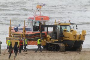 13-08-2016 NIEUWS; DRENKELING GEREANIMEERD AAN HET STRAND EGMOND AAN ZEE. De reddingsbrigade in Egmond aan zee heeft vanmiddag een drenkeling uit de wilde zee gehaald. De persoon werd uit het water gehaald en is gereanimeerd.  Vele hulpdiensten waren aanwezig incl. een trauma heli.Hoe het nu gaat met de persoon is nu nog onbekend.
foto: Albert den Iseger