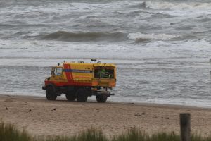 13-08-2016 NIEUWS; DRENKELING GEREANIMEERD AAN HET STRAND EGMOND AAN ZEE. De reddingsbrigade in Egmond aan zee heeft vanmiddag een drenkeling uit de wilde zee gehaald. De persoon werd uit het water gehaald en is gereanimeerd.  Vele hulpdiensten waren aanwezig incl. een trauma heli.Hoe het nu gaat met de persoon is nu nog onbekend.
foto: Albert den Iseger