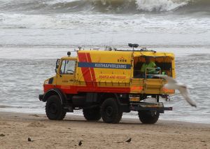 13-08-2016 NIEUWS; DRENKELING GEREANIMEERD AAN HET STRAND EGMOND AAN ZEE. De reddingsbrigade in Egmond aan zee heeft vanmiddag een drenkeling uit de wilde zee gehaald. De persoon werd uit het water gehaald en is gereanimeerd.  Vele hulpdiensten waren aanwezig incl. een trauma heli.Hoe het nu gaat met de persoon is nu nog onbekend.
foto: Albert den Iseger